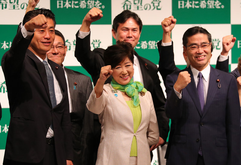 記者会見で写真撮影に応じる希望の党の小池百合子代表(中央)、若狭勝衆院議員(右)、細野豪志元環境相(左)ら=東京都内のホテルで2017年9月27日、長谷川直亮撮影