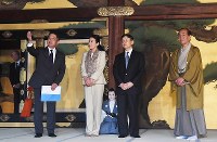 二条城の大広間で、北村信幸二条城事務所長（左）の説明を聞く皇太子ご夫妻。右は門川大作京都市長＝京都市中京区で２０１７年１０月２日（代表撮影）