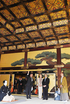 二条城の大広間で、北村信幸二条城事務所長（左）の説明を聞く皇太子ご夫妻。右は門川大作京都市長＝京都市中京区で２０１７年１０月２日午後２時３分（代表撮影）