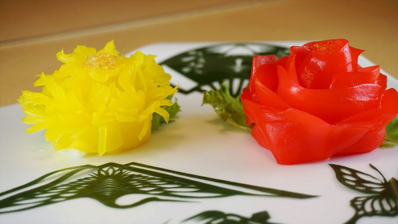 「菊」(左)と「牡丹」(右)(各1000円税別、以下同)の花をかたどった細工ずし