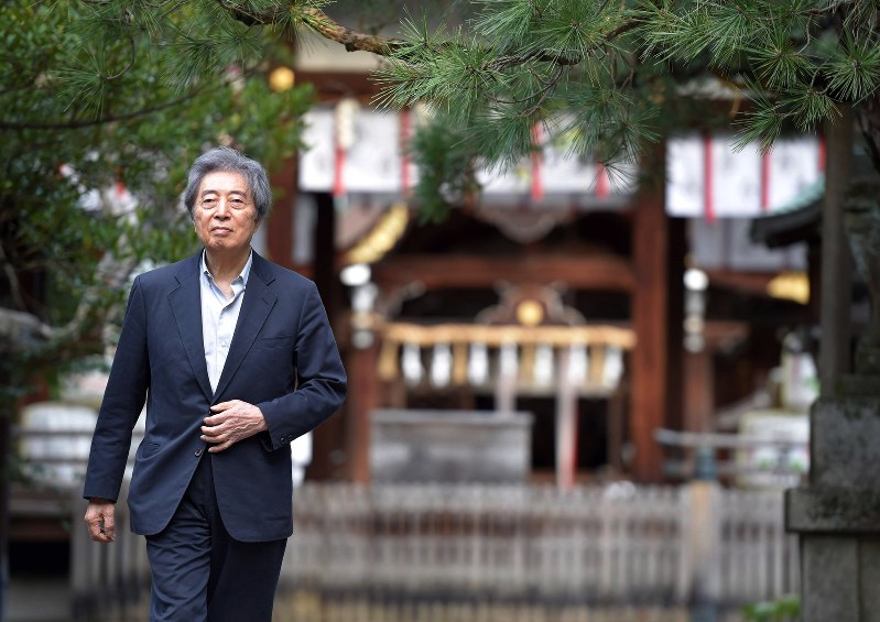 「応仁の乱」発端の地とされる御霊神社境内を歩く細川護熙元首相。「京都は落ち着きますね。政界の大乱がうそのようです」=京都市上京区で2017年10月3日、川平愛撮影