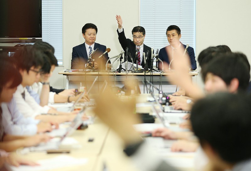 記者会見する希望の党の若狭勝氏(中央)ら=小出洋平撮影