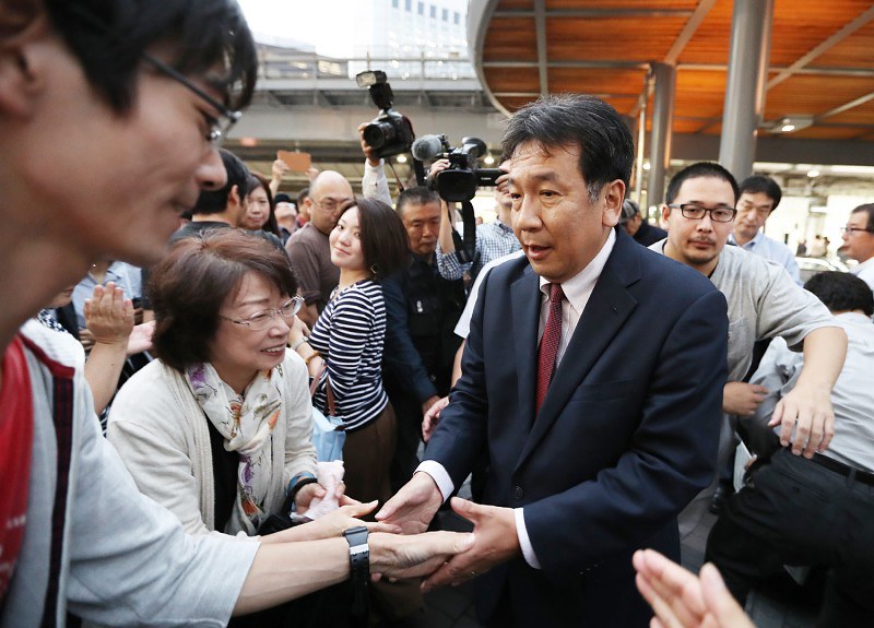 街頭演説後、聴衆と握手する枝野幸男氏=東京・有楽町で3日、小出洋平撮影