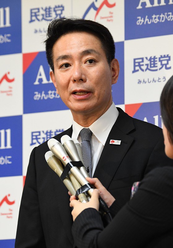 記者団の質問に答える民進党の前原誠司代表=東京都千代田区の民進党本部で3日、川田雅浩撮影