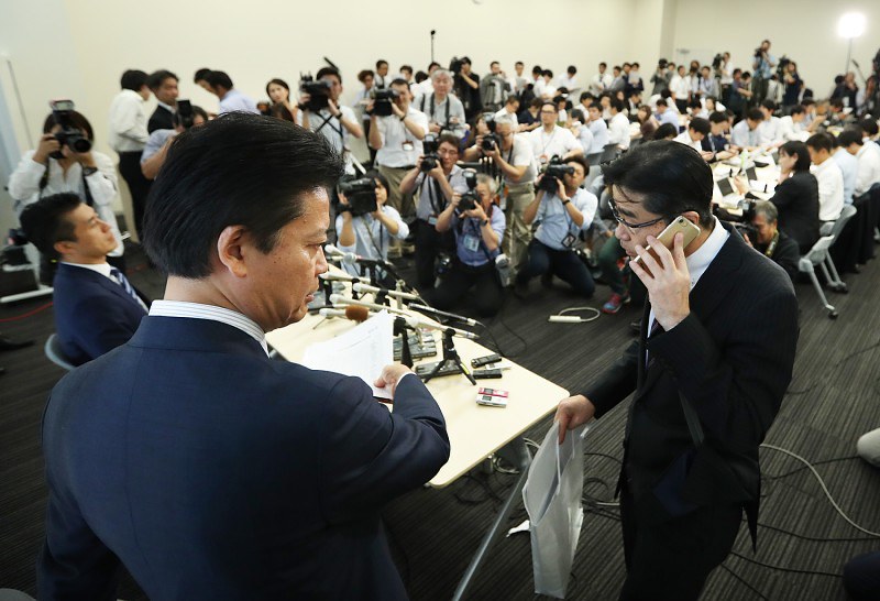 希望の党の第1次公認候補者発表の記者会見に臨む(右から)若狭氏、玄葉氏、細野氏=東京都千代田区の参院議員会館で3日、小出洋平撮影