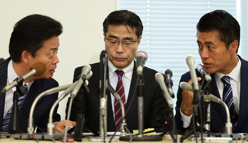 第1次公認候補者発表の記者会見をする(左から)民進党の玄葉光一郎総合選対本部長代行、希望の党の若狭勝氏、細野豪志氏=東京都千代田区の参院議員会館で3日午後4時28分、小出洋平撮影
