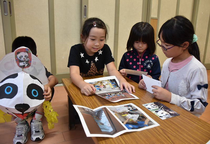 上野動物園から届いた「パンダねぷた」の礼状を読む児童たち=弘前市で2017年10月2日、藤田晴雄撮影