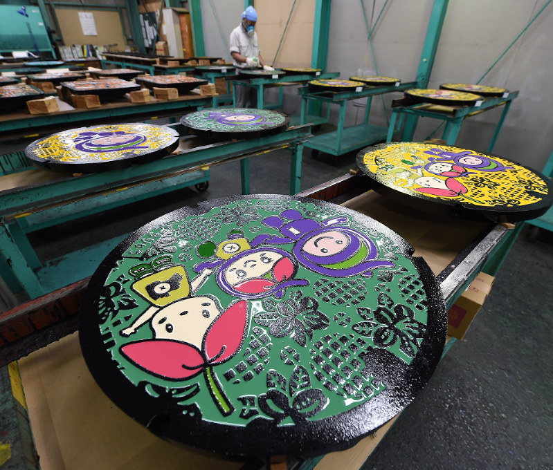 「長島鋳物」で製作されているカラフルなマンホール蓋(ふた)=埼玉県久喜市で2017年9月20日、渡部直樹撮影