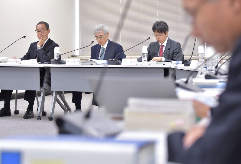 柏崎刈羽原発6、7号機の審査を行う原子力規制委の(左から)更田豊志委員長、田中知委員、伴信彦委員=東京都港区で2017年10月4日午前10時35分、藤井達也撮影