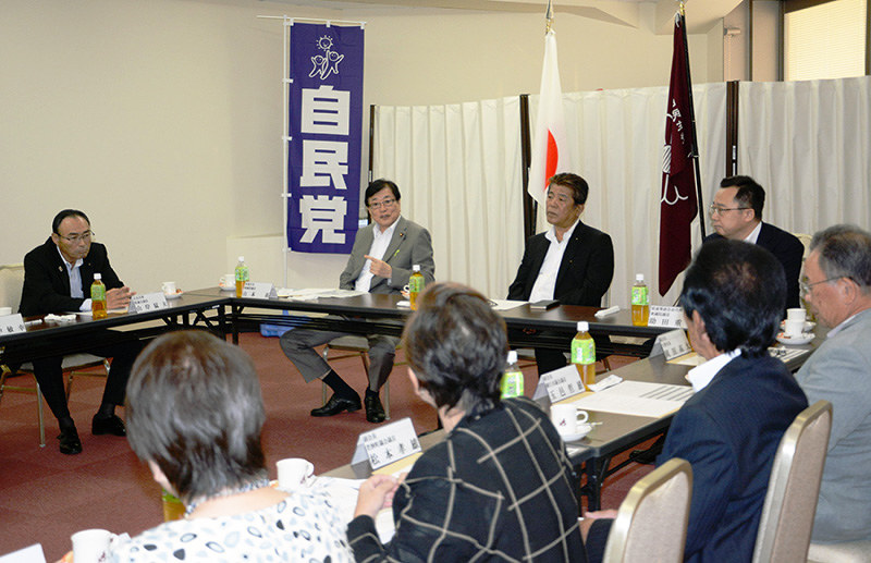 自民党福井県連執行部会の冒頭、場を和ませようとする山本拓県連会長に対し、他の出席者の表情は厳しかった=福井市で2017年9月26日、岸川弘明撮影