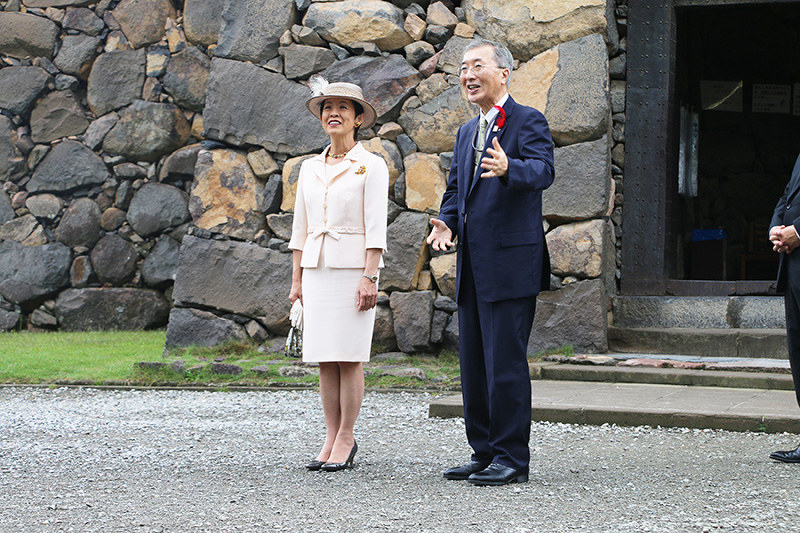 松浦正敬松江市長(右)から、松江城の説明を受けられる高円宮妃久子さま=松江市殿町で、根岸愛実撮影