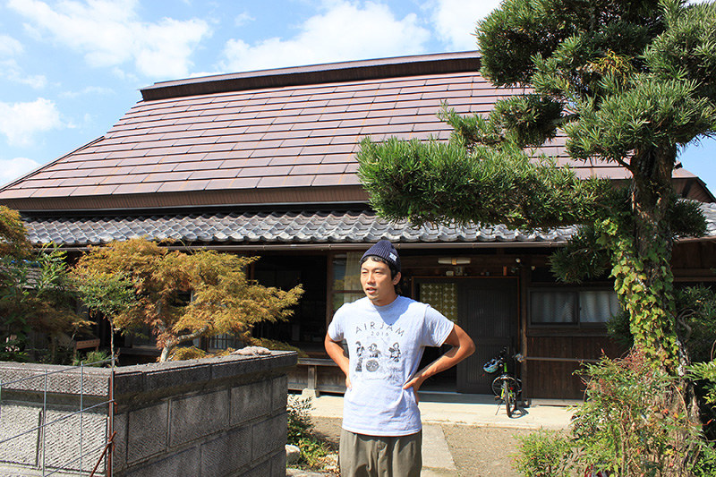 兵庫県西宮市から移住し、築150年の一軒家で暮らす鶴巻耕介さん=神戸市北区淡河町で、栗田亨撮影