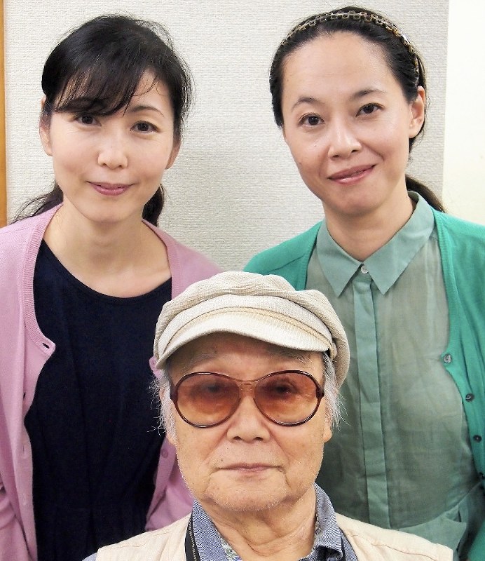 左から、平井久美子、藤原新平、森万紀