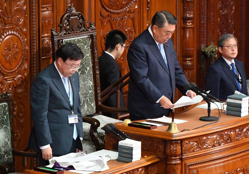 衆院本会議で解散詔書を読み上げる大島理森議長=国会内で2017年9月28日、川田雅浩撮影