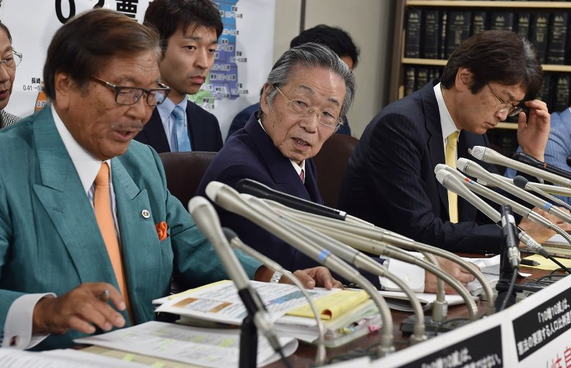 昨年7月の参院選での「1票の格差」巡る訴訟の上告審判決の後、記者会見で最高裁を批判する升永英俊弁護士(前列左から2人目)ら=東京・霞が関の司法記者クラブで9月27日、西本勝撮影