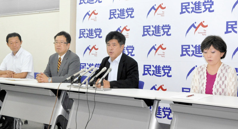 希望との合流決定を受け、民進党に離党届を出していた4人。吉田氏(右端)だけが希望公認を得られなかった=岐阜市で2017年9月28日、岡正勝撮影
