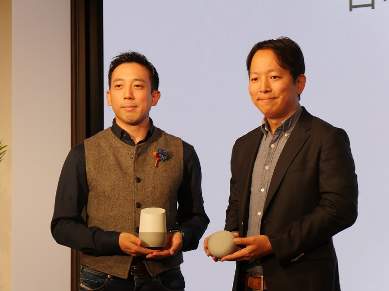 グーグルが6日、日本語版を発売する人工知能(AI)スピーカー「グーグルホーム」(左)と廉価版の「グーグルホーム ミニ」