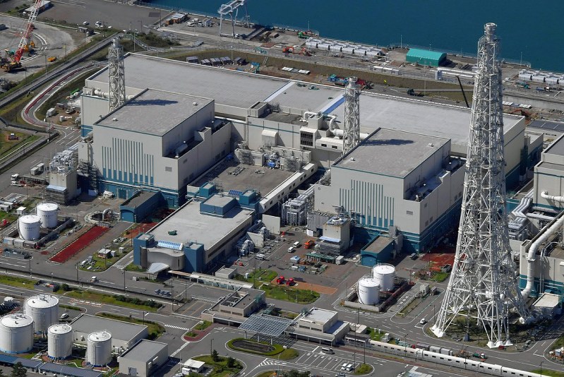 新潟県の東京電力柏崎刈羽原発。(右から)6号機、7号機=2017年9月30日午前11時11分、本社機「希望」から西本勝撮影