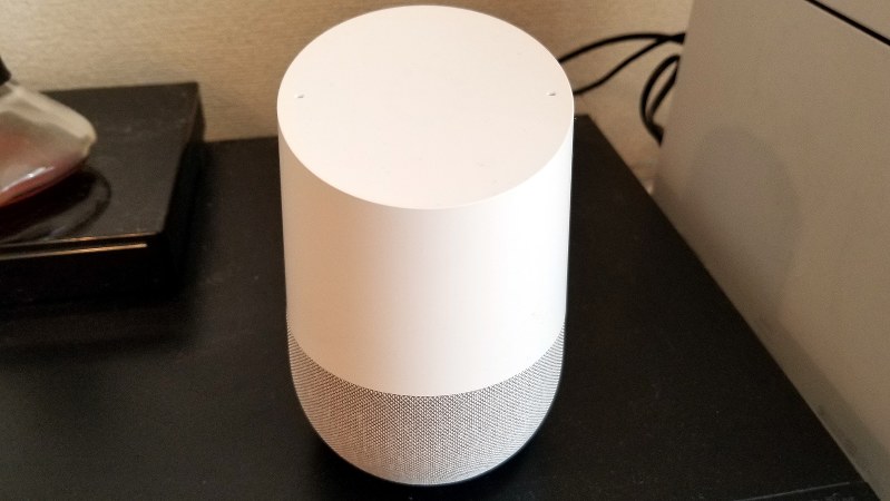 グーグルホームはコンパクトなためブルーレイレコーダーの上にも置ける