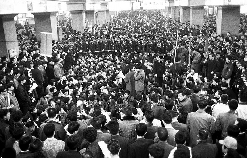 関西50年前：【1965年12月15日】国鉄値上げで学生が大阪駅に