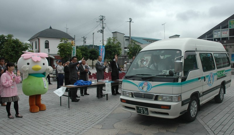 新しい地域公共交通として運行している宮城県大河原町のデマンドタクシー「さくらっきー号」=JR大河原駅前広場で2012年7月2日
