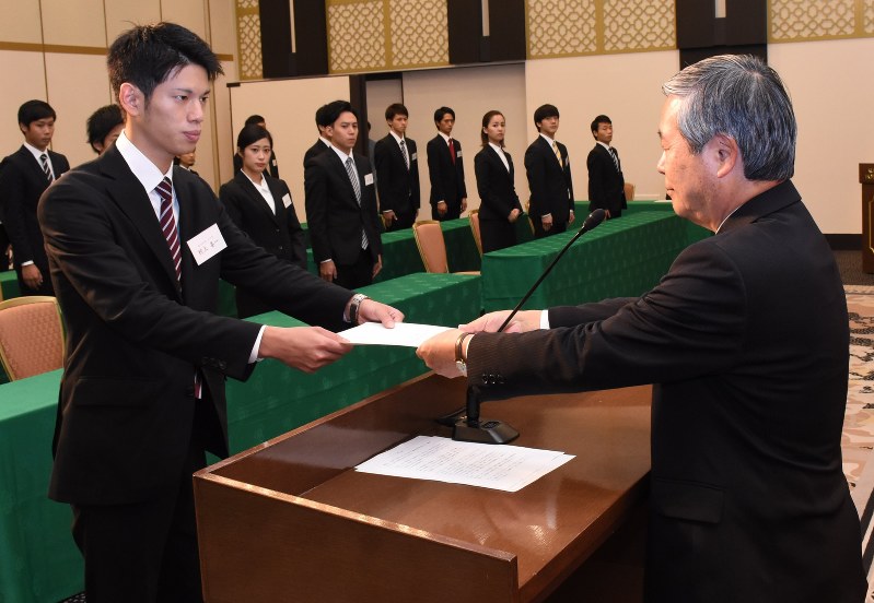 大学倶楽部 関西学院大 熊本銀行内定式 村上さんら４１人が参加 どんな人にも頼られる銀行員に 毎日新聞