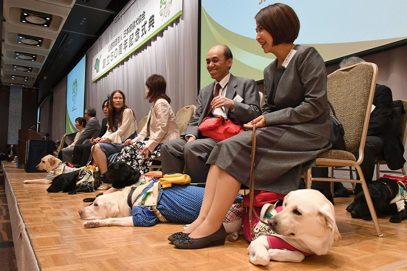 日本盲導犬協会創立50周年式典に出席した利用者たち=東京都新宿区で6日、根岸基弘撮影