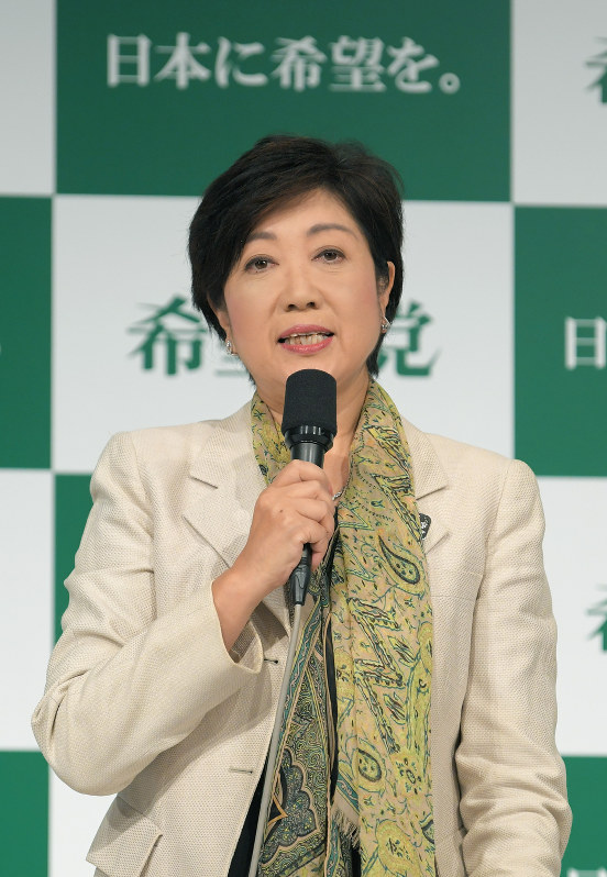 記者会見で選挙公約を発表する希望の党の小池百合子代表=東京都内のホテルで2017年10月6日午前9時1分、手塚耕一郎撮影