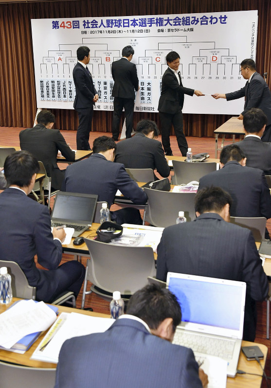 組み合わせ抽選会でくじを引くチーム関係者ら=大阪市北区で2017年10月6日、川平愛撮影