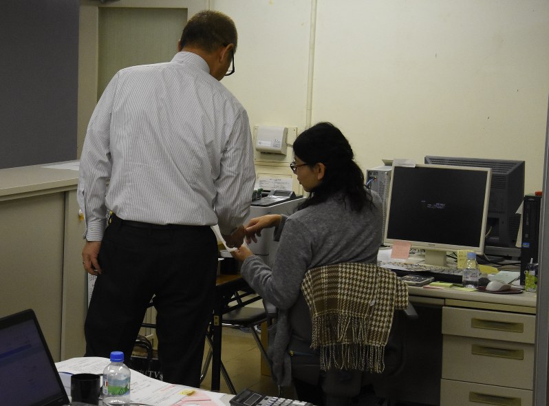 公示に向けた準備が進む立候補予定者の事務所=小樽市で