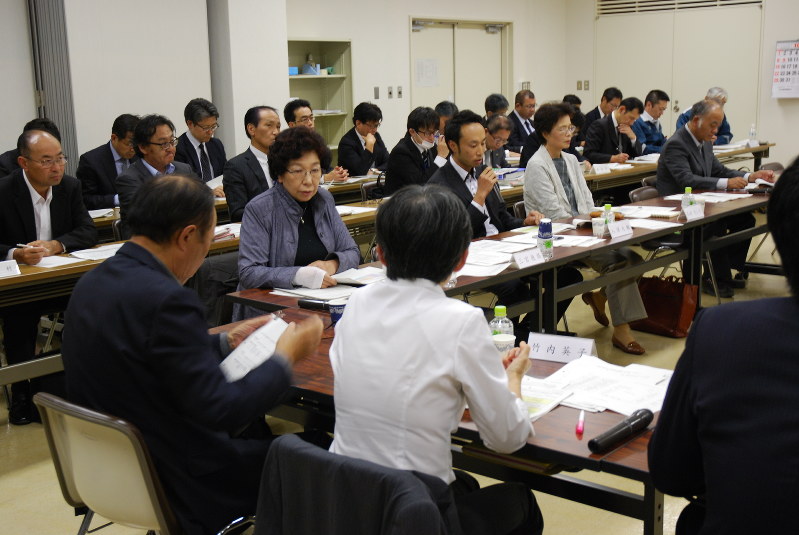 地域の会で広域避難計画について議論する地元住民と国や地元自治体、東電など関係機関のオブザーバー=柏崎市荒浜1の柏崎原子力広報センターで