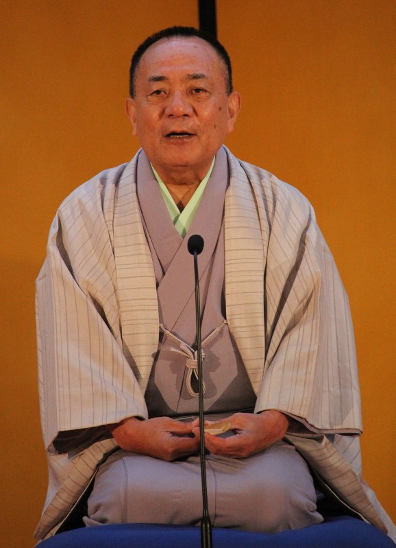 寄席 三遊亭小遊三さん 出身の都留高校の芸術鑑賞会に出演 山梨 毎日新聞