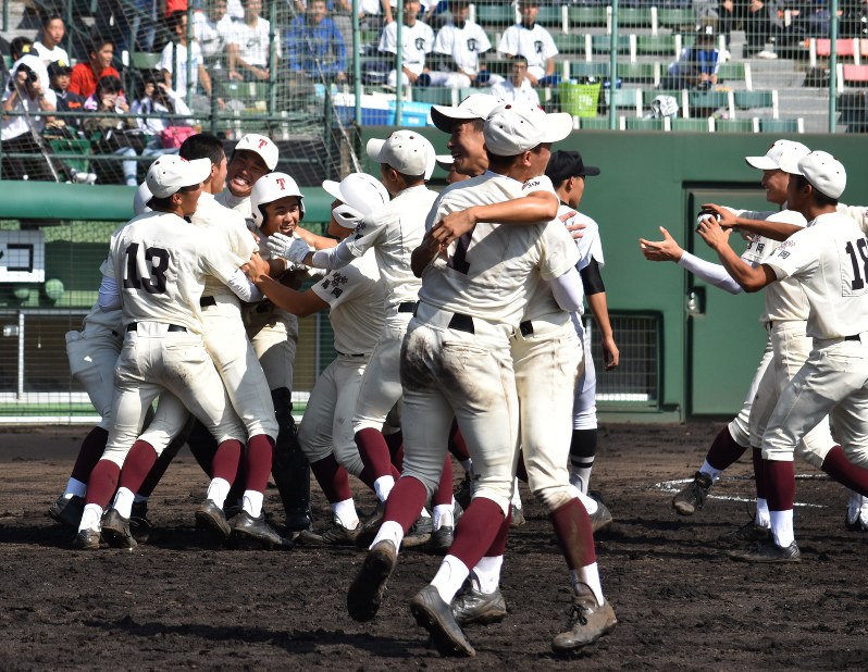 【小倉-東筑】サヨナラ勝ちし、喜びを爆発させる東筑の選手たち