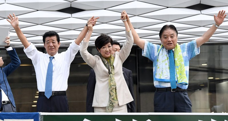 街頭演説の最後に高々と手を上げる松井一郎大阪府知事(左)、小池百合子東京都知事(中央)、河村たかし名古屋市長(右)=東京・銀座で2017年10月7日午後2時32分、竹内紀臣撮影