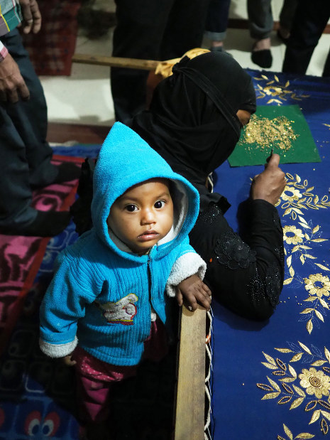 刺繍に集中するお母さんたちの傍らで、小さな子どもたちの声が響く度、場の空気が少し和やかになる