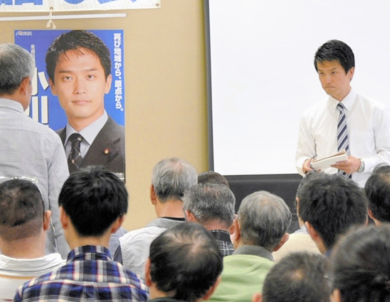 国政報告会の参加者の質問に耳を傾ける小川淳也氏(右)=高松市で2017年10月7日、服部陽撮影