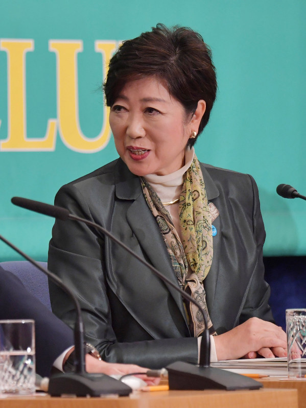 党首討論で発言する希望の党の小池百合子代表=東京都千代田区の日本記者クラブで2017年10月8日、西本勝撮影