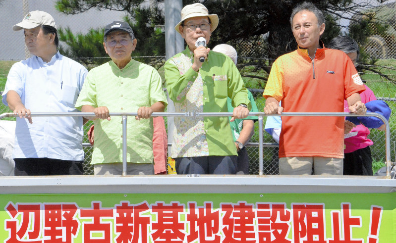 辺野古の米軍キャンプ・シュワブ前での集会には移設に反対する3人の立候補予定者も参加し、支援を訴えた=沖縄県名護市辺野古で2017年10月7日午後0時9分、佐藤敬一撮影