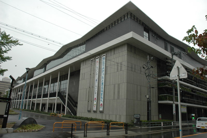 賃料を巡るトラブルから撤去を求められる大阪市城東区役所=大阪市城東区で、原田啓之撮影
