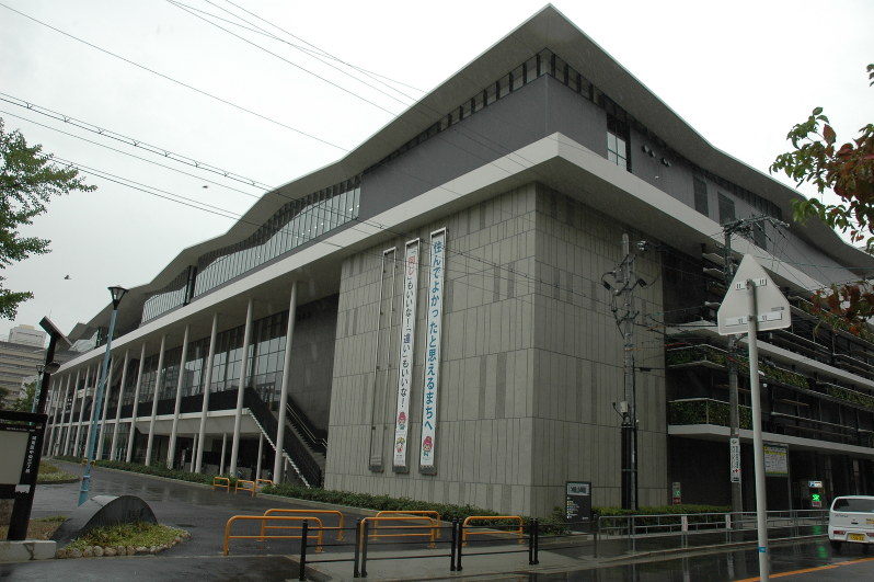 賃料を巡るトラブルから撤去を求められる大阪市城東区役所＝大阪市城東区で、原田啓之撮影