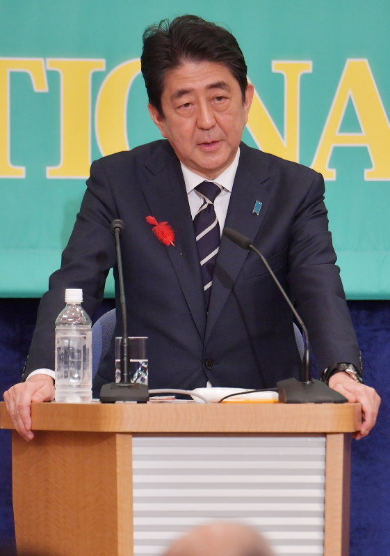 党首討論会に出席した安倍晋三首相=東京都千代田区の日本記者クラブで2017年10月8日、西本勝撮影