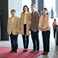 デンマークのフレデリック皇太子夫妻を迎え、記念写真に納まる皇太子ご夫妻＝東京都千代田区のパレスホテル東京で２０１７年１０月８日午前１１時１１分（代表撮影）