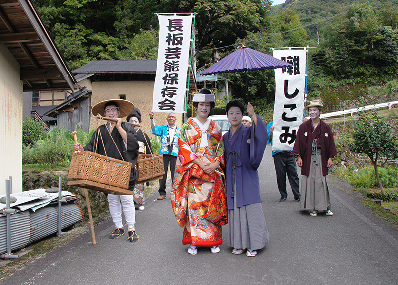 仮装花嫁行列 男性が花嫁に変身 村岡で伝統芸能 兵庫 毎日新聞 仮装花嫁行列 男性が花嫁に変身 村岡で伝統芸能 兵庫 毎日新聞