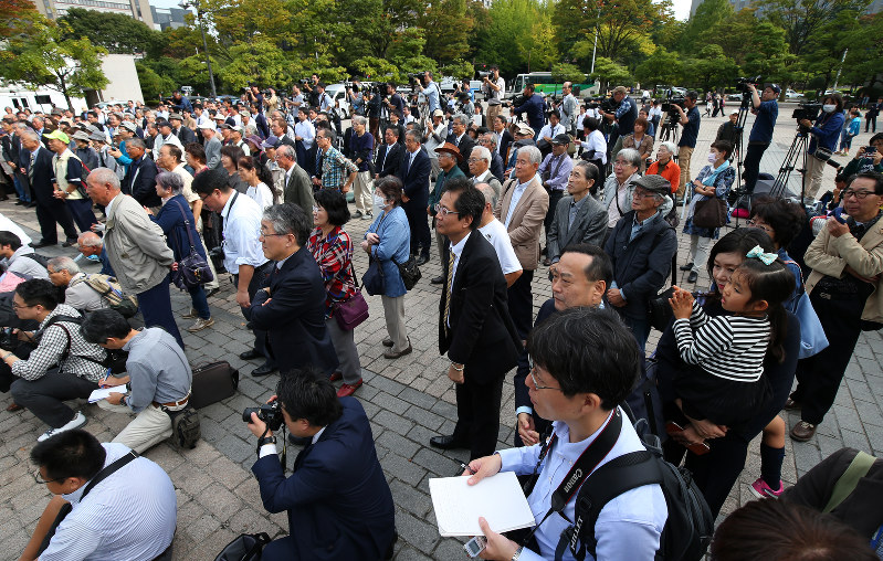 衆院選が公示され、候補者らの訴えを聞く有権者ら=仙台市青葉区で2017年10月10日午前9時21分、小川昌宏撮影