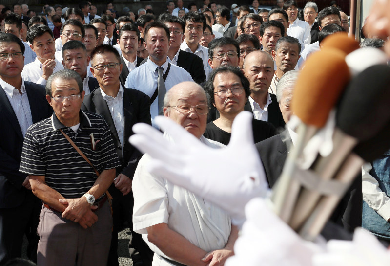 衆院選が公示され候補者の第一声を聞く有権者ら=名古屋市内で2017年10月10日午前10時15分、兵藤公治撮影