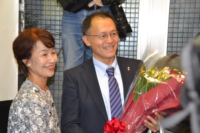 花束を贈られて笑顔を見せる川崎哲さん(右)=東京都新宿区で2017年10月9日午後3時25分、福島祥撮影
