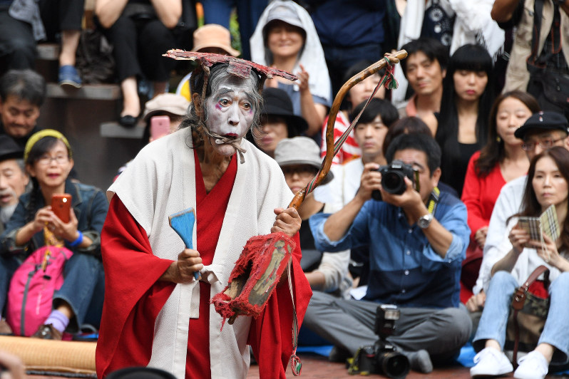 大道芸人 ギリヤーク尼ヶ崎さん87歳の青空舞踊公演 新宿三井ビル「55ひろば」 トマト屋のトッテダシ