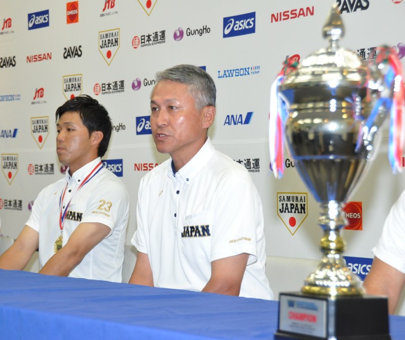 優勝を報告した石井監督(右)と主将の佐藤=羽田空港で2017年10月9日午後6時28分、倉沢仁志撮影