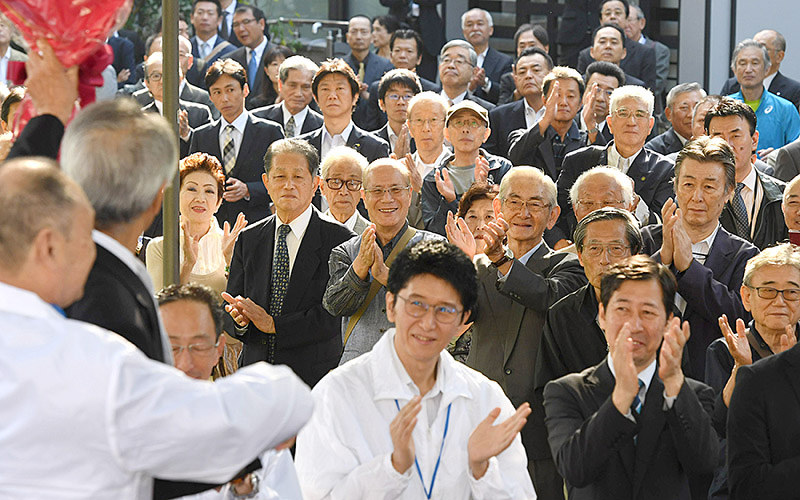 出陣式で候補者に拍手を送る支持者ら=京都市内で2017年10月10日午前8時46分、小松雄介撮影