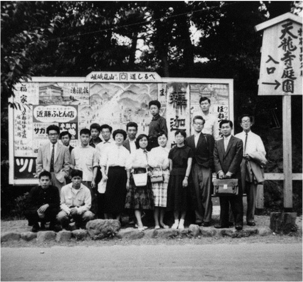 松風工業時代に職場の仲間と(稲盛氏は右端)